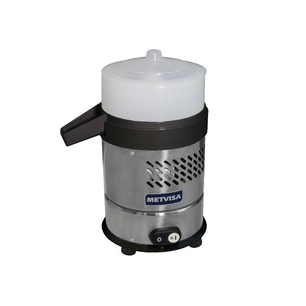 Este exprimidor pequeño pero potente tiene un marco compacto que puede satisfacer las demandas de tu ajetreada cocina; Cuenta con un colador metálico que separa sistemáticamente el jugo de la pulpa y es capaz de extraer hasta 10 galones de jugo por hora. Ya sea que estés exprimiendo limones, limas, naranjas o pomelos, la pera extractora de este exprimidor está fabricada para aprovechar al máximo cada fruta. El exprimidor está diseñado para un uso diario prolongado, por lo que siempre podrás tener a mano un suministro de jugo recién exprimido.